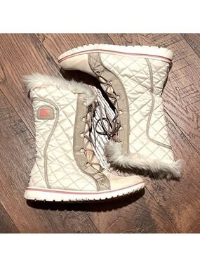 SORREL Cozy Cate white faux fur trim waterproof lace up boots. Size 9